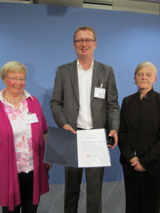 Oliver Kaczmarek mit Ellen Abraham und Elfriede Haller vom Bundesverband Alphabetisierung 