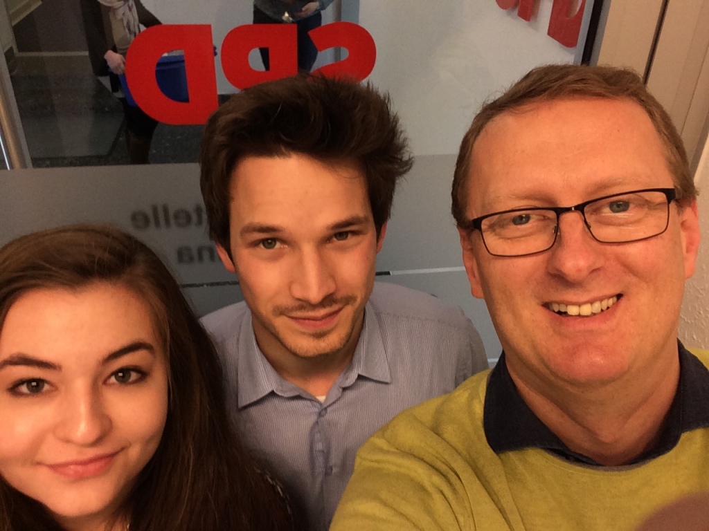 Oliver Kaczmarek mit den Praktikanten Sophia Engel, Schülerin des Ernst-Barlach-Gymnasiums in Unna, und Marius Pospischil, Politik- und Wirtschaftsstudent.