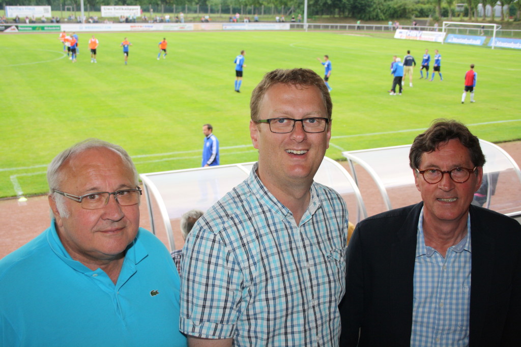 Jenz Rother (Bürgermeister Holzwickede), Oliver Kaczmarek (Bundestagsabgeordneter) und Rolf Unnerstall (1. Vorsitzender HSV) beim 2. Spieltag im Montanhydraulik Stadion.