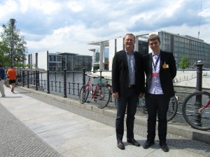 Oliver Kaczmarek und Sören Dollenkamp an der Spree vor dem Marie-Elisabeth-Lüders-Haus 