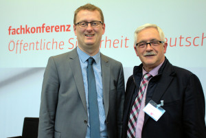 Oliver Kaczmarek mit dem Kreisbrandmeister Ulrich Peukmann, der am 27. April an der Sicherheitskonferenz der SPD-Bundestagsfraktion teilnahm.