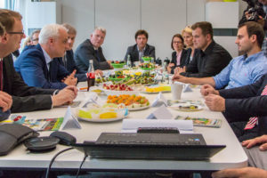 minister-garrelt-duin-besucht-urlaubsguru-uniq1